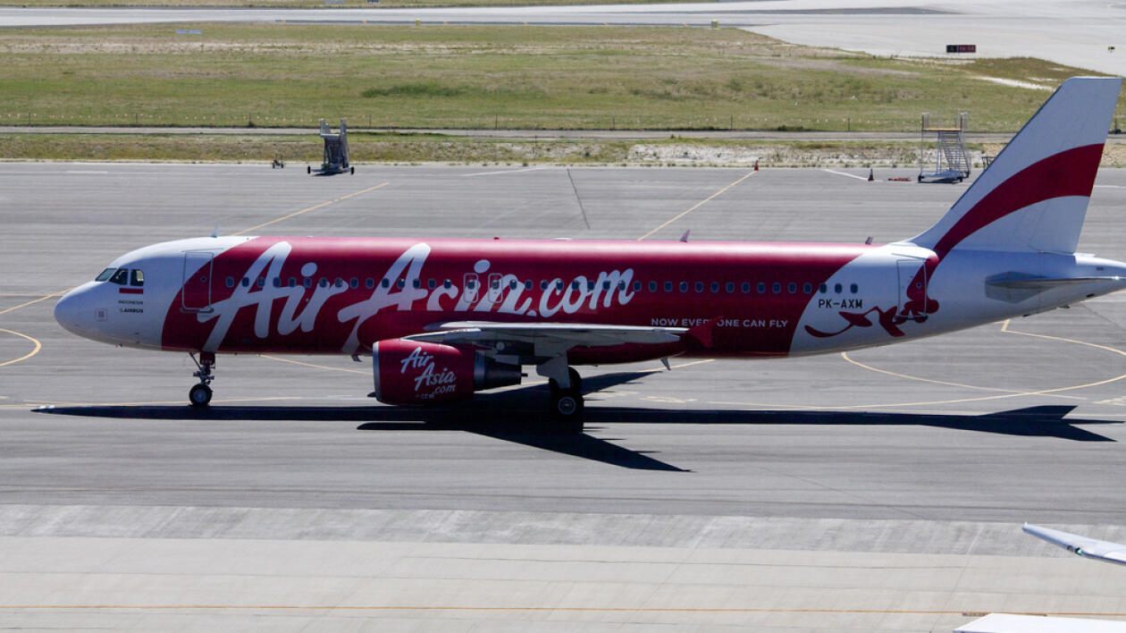 Akcje AirAsia na giełdzie poleciały na łeb na szyję